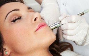 پاکسازی پوست با میکرودرم در مطب دکتر پاکیده