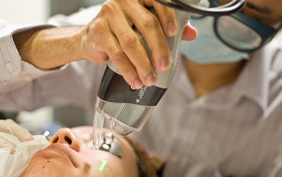 جوانسازی صورت در مطب دکتر آخوندزاده