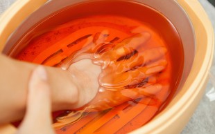 پارافین تراپی با مانیکور و پدیکور در سالن رویال