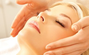 ماساژ صورت و دکلته مرکز الا