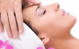 ماساژ و پاکسازی صورت در کلینیک آدینا
