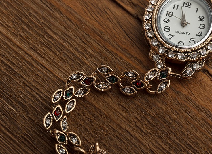 ساعت مچی طرح نقره نگین دار