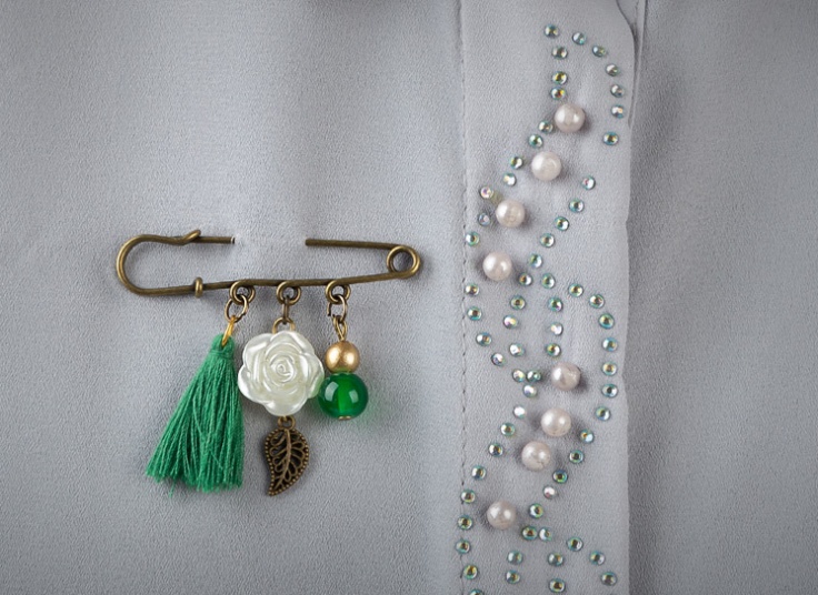 سنجاق سینه آویزدار