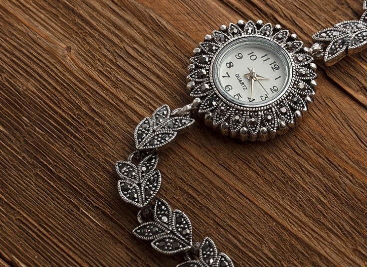 ساعت مچی طرح نقره نگین دار