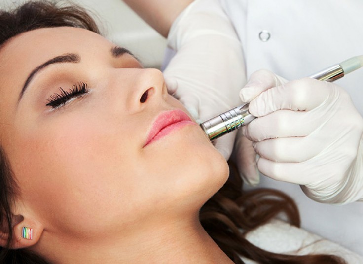 پاکسازی پوست با میکرودرم در مطب دکتر پاکیده