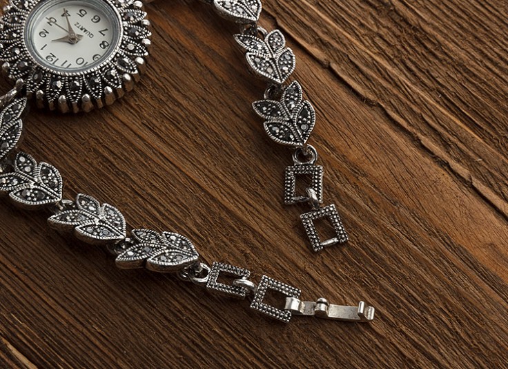 ساعت مچی طرح نقره نگین دار