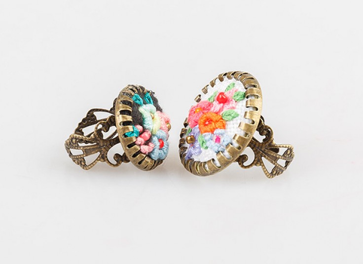 زیورآلات گلدوزی شده