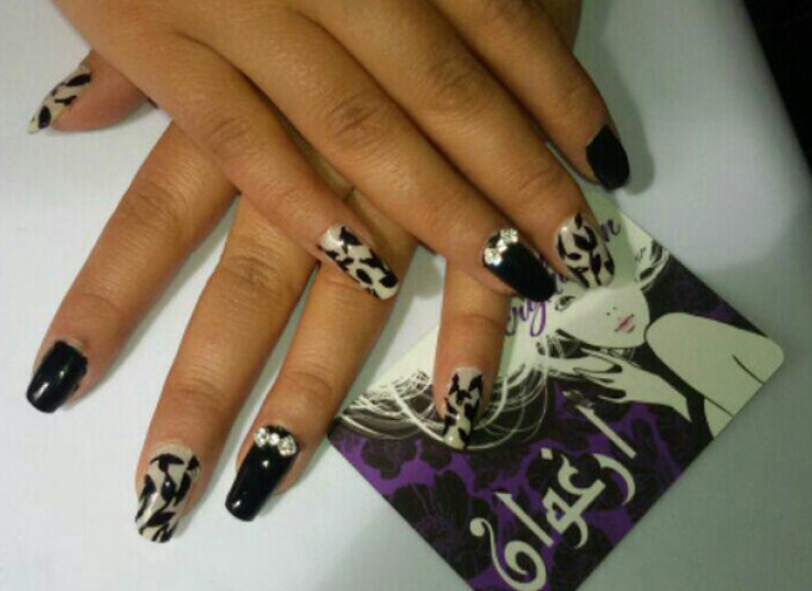 خدمات ناخن سالن زیبایی ارغوان