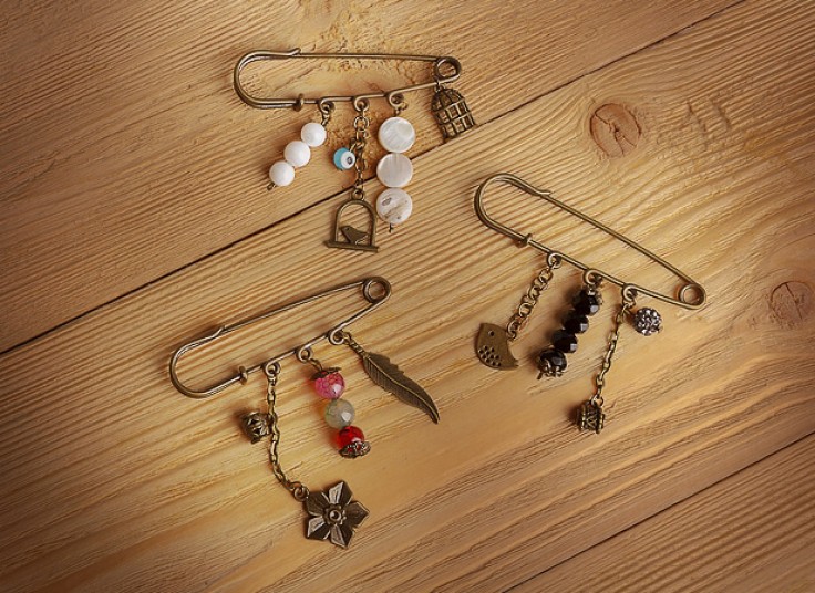 سنجاق سینه آویزدار