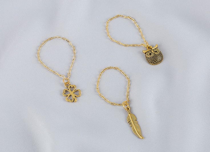 آویز ساعت طلایی