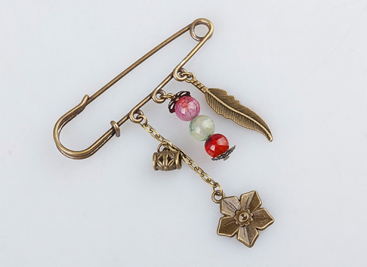 سنجاق سینه آویزدار