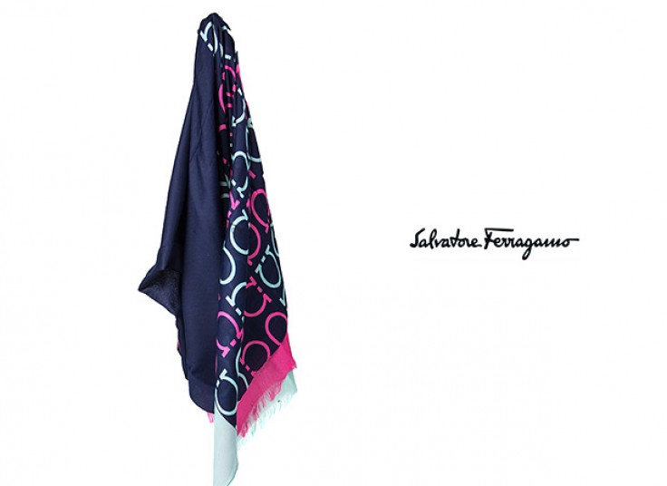 شال Salvatore Ferragamo