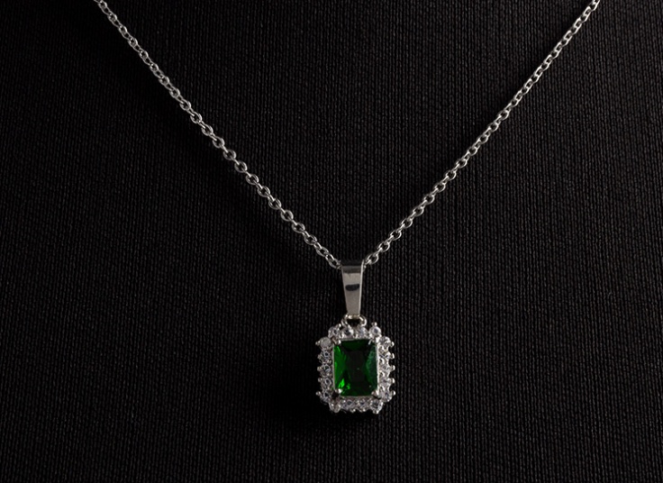 گردنبند و انگشتر نگین دار