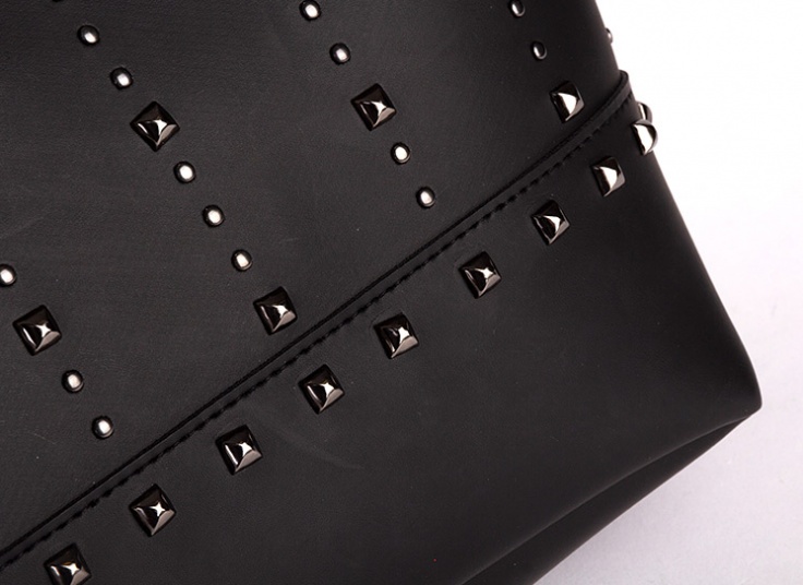 کیف دوشی زنانه طرح گل‌میخ