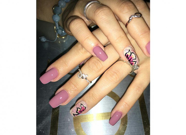 آموزش کاشت ناخن هستی گل