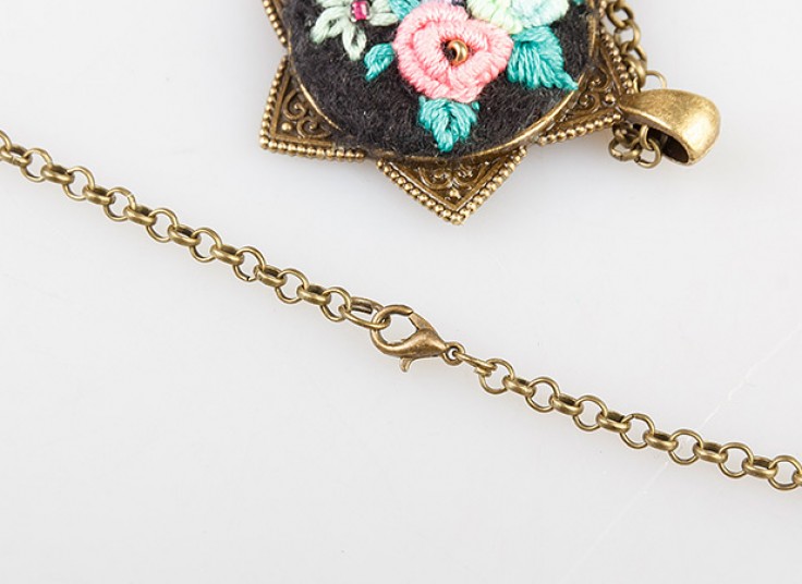 زیورآلات گلدوزی شده