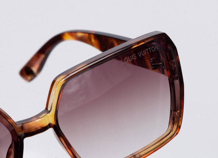 عینک آفتابی زنانه LouisVuitton مدل 7512