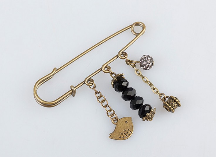 سنجاق سینه آویزدار