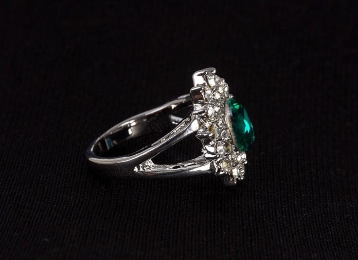 گردنبند و انگشتر نگین دار