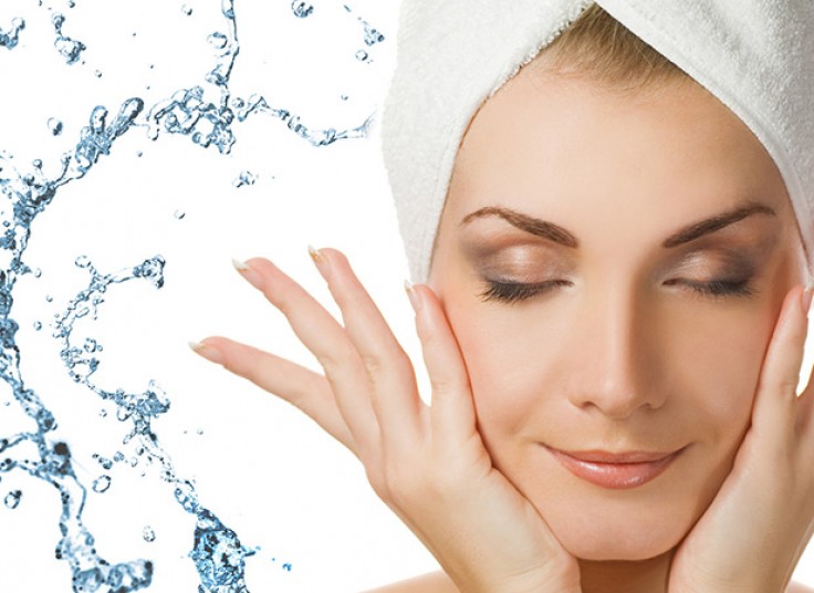 لیفت گچی ماساژ و آبرسانی صورت در انستیتو زیبایی مریم