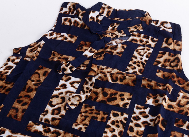 تاپ یقه گره‌ای نخی طرحدار