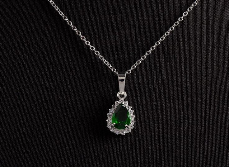 گردنبند و انگشتر نگین دار