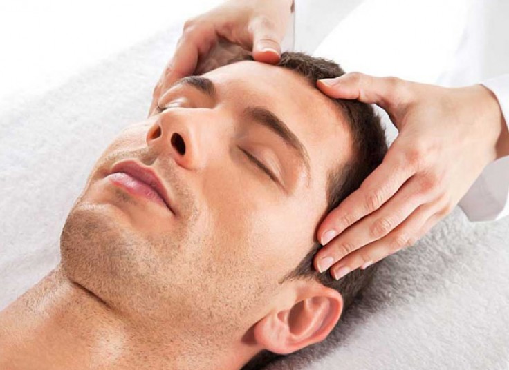 ماساژ صورت آقایان در مطب شرقی