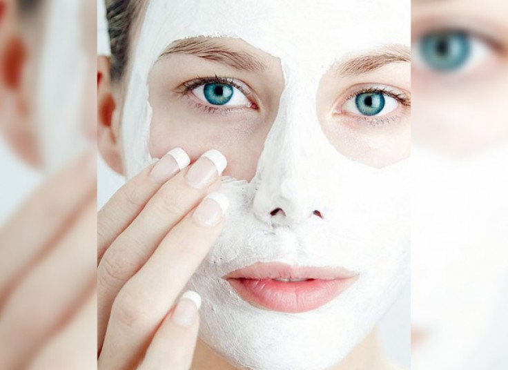 ماسک گچی همراه با ماساژ در سالن آرزو براتی