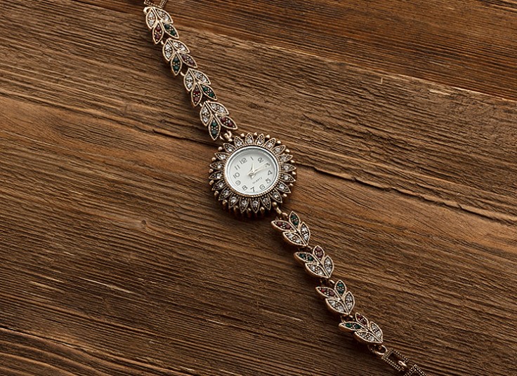 ساعت مچی طرح نقره نگین دار