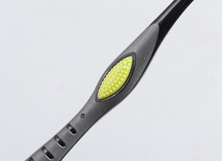 مسواک زغالی Colgate