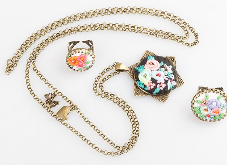 زیورآلات گلدوزی شده