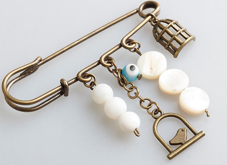 سنجاق سینه آویزدار