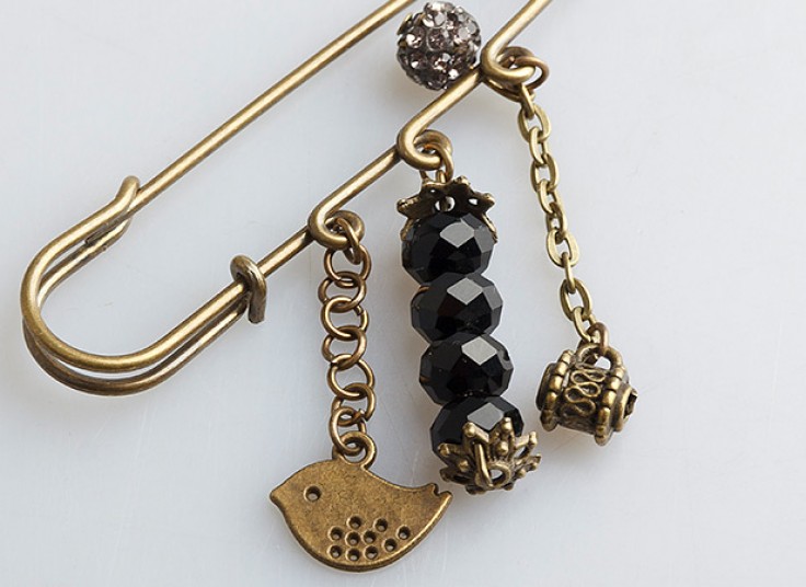 سنجاق سینه آویزدار