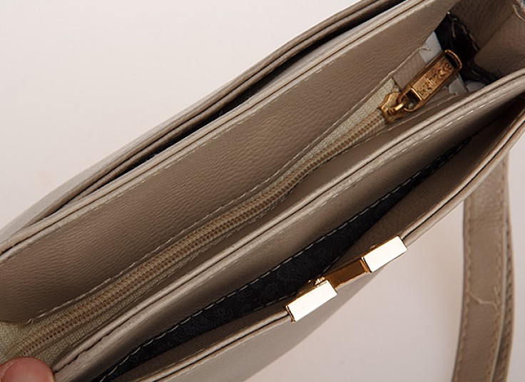 کیف کج طرح Valentino