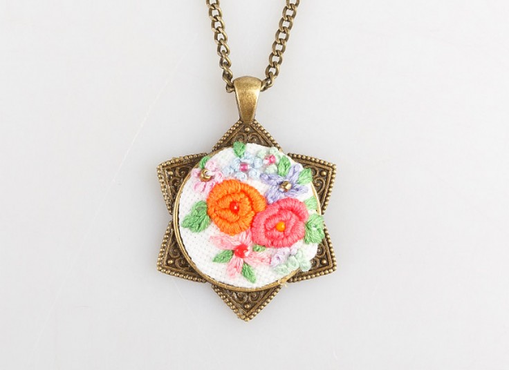 زیورآلات گلدوزی شده