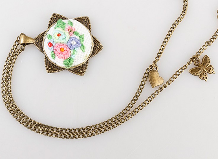 زیورآلات گلدوزی شده