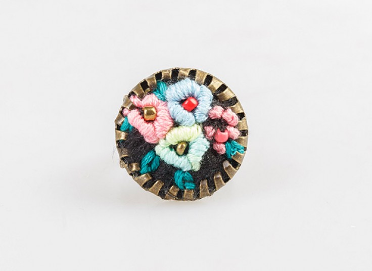 زیورآلات گلدوزی شده