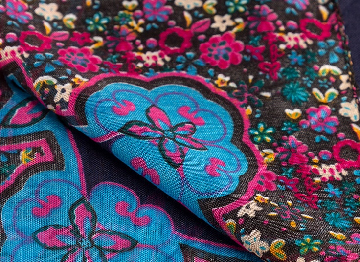 روسری نخی گل‌دار