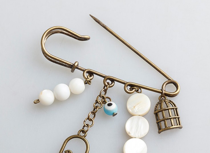 سنجاق سینه آویزدار