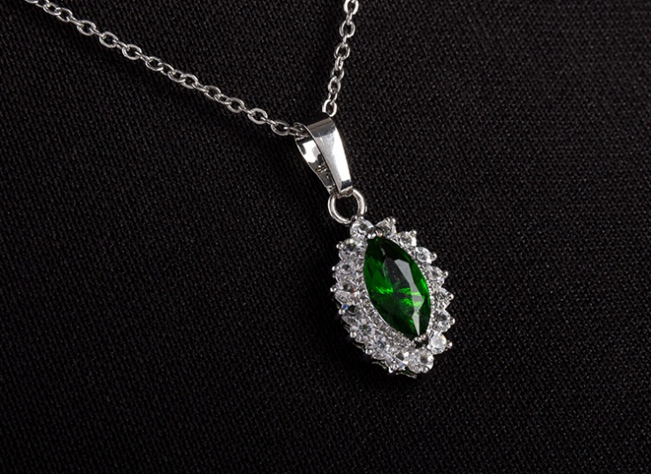 گردنبند و انگشتر نگین دار