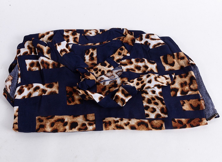 تاپ یقه گره‌ای نخی طرحدار