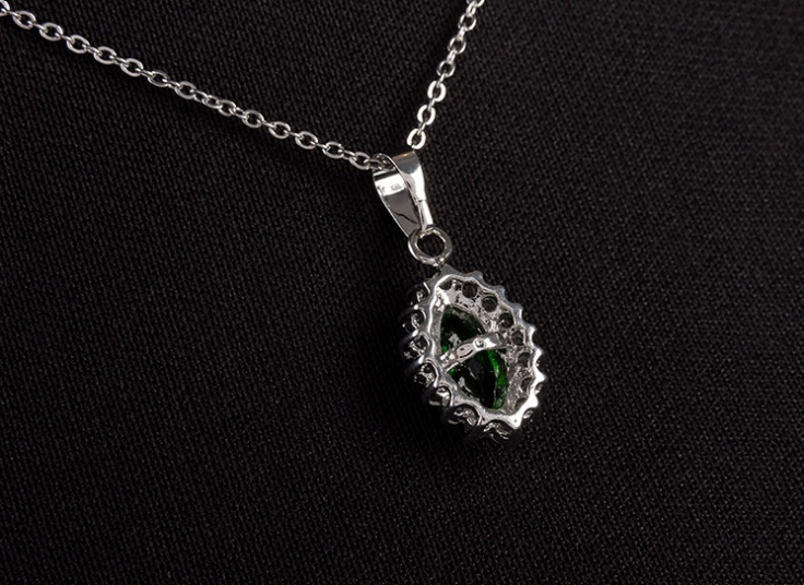 گردنبند و انگشتر نگین دار