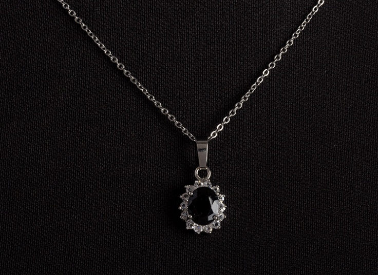 گردنبند و انگشتر نگین دار