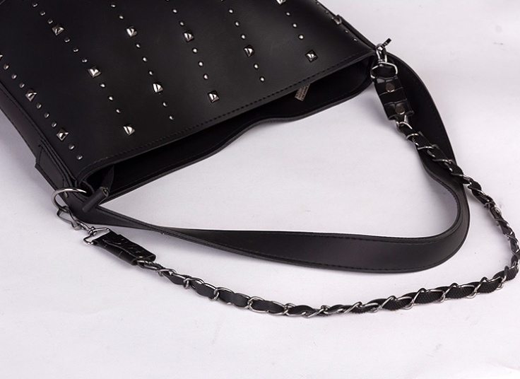 کیف دوشی زنانه طرح گل‌میخ