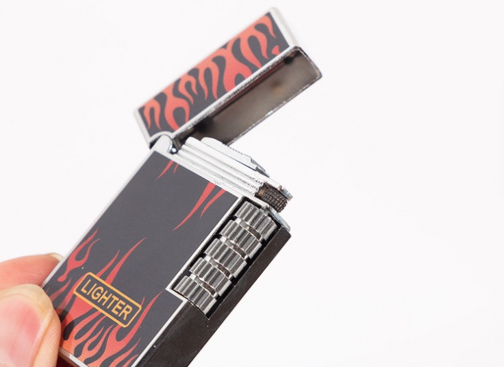 فندک اتمی بغل زن 