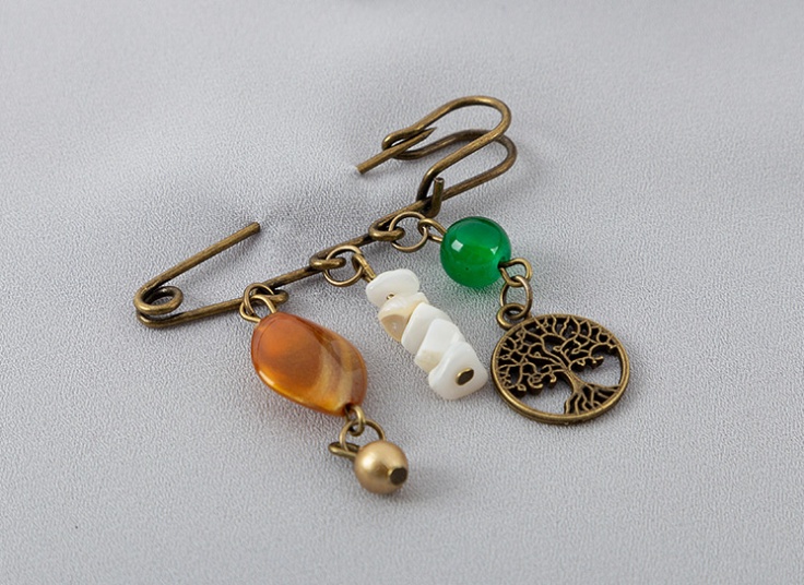 سنجاق سینه آویزدار