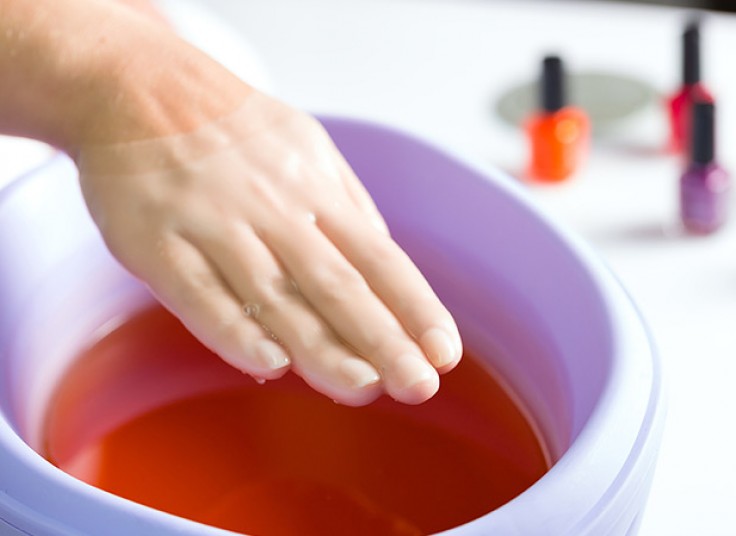 پارافین تراپی بهمراه مانیکور و پدیکور سالن چهره نگاران