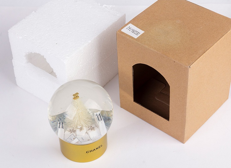 گوی کریسمس برفی طرح CHANEL