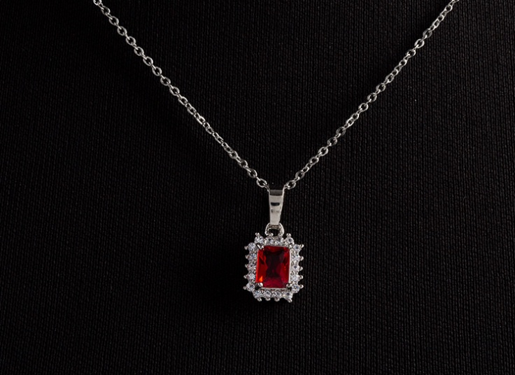 گردنبند و انگشتر نگین دار