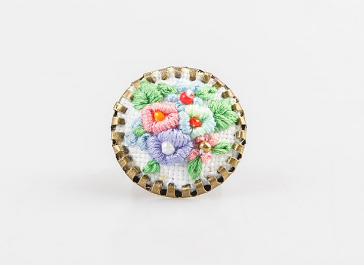 زیورآلات گلدوزی شده